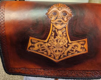 Bolso bandolera de cuero hecho a mano, inspirado en la cultura vikinga nórdica antigua.