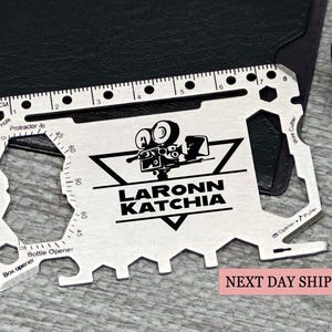 Tarjeta multiherramienta de acero inoxidable con logotipo de cámara personalizado, herramienta de billetera personalizada para cineastas, herramienta EDC única, regalo para entusiastas del cine