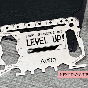 Carte multi-outils de jeu, design « Je ne vieillis pas, je monte de niveau », Jauge de niveau d'EXP personnalisée, cadeau parfait pour les gamers pour lui ou elle