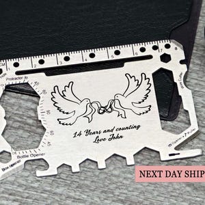 Tarjeta multiherramienta personalizada Love Doves con mensaje de aniversario, regalo para un nuevo hogar, más de 40 herramientas, regalo para un amante, envío al día siguiente