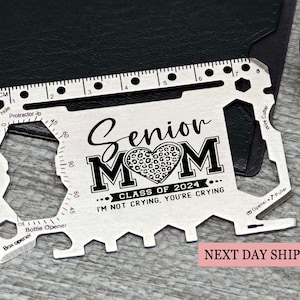 Ältere Mutter Multitool-Karte Klasse von 2024 Abschlussgeschenk, personalisiertes Mutterandenken, kompaktes Gebrauchswerkzeug mit stilvollem Design, mehr als 40 Werkzeuge