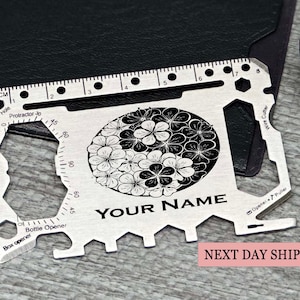 Tarjeta multiherramienta personalizada con diseño de flor Yin-Yang, herramienta de supervivencia personalizada, billetera EDC de acero inoxidable, regalo grabado para él, regalo de cumpleaños