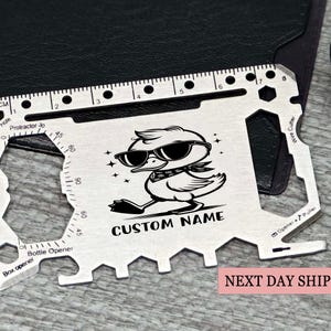 Tarjeta multiherramienta personalizada con diseño de pato grabado, billetera con nombre personalizado, herramienta de supervivencia de bolsillo de acero inoxidable, regalo para él, tarjeta EDC