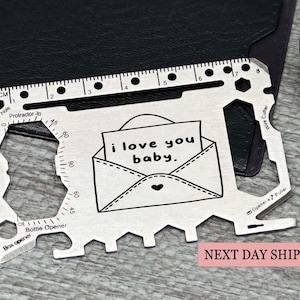Tarjeta multiherramienta I Love You Baby: herramienta de billetera de acero inoxidable con diseño romántico, regalo de aniversario para él, herramienta de supervivencia de bolsillo grabada