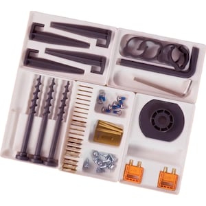 Könnte beinhalten: Eine weiße Plastikbox mit verschiedenen Hardware-Komponenten, darunter Schrauben, Halterungen und eine kleine Rolle Draht. Die Box ist in Fächer unterteilt, um die Artikel zu organisieren.