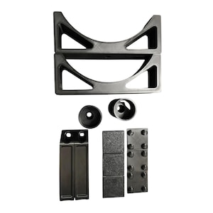 Può includere: Un set di pezzi in plastica nera per costruire un supporto per serbatoio d'acqua. Il set comprende due supporti curvi, due tappi rotondi, due staffe rettangolari e tre cuscinetti rettangolari con punti in rilievo.