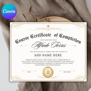 Può includere: Un certificato di completamento corso rettangolare bianco con bordi e decorazioni dorate. Il testo recita Course Certificate of Completion, Alfredo Torres, Add Name Here, e include un sigillo circolare dorato con Your Logo Here.
