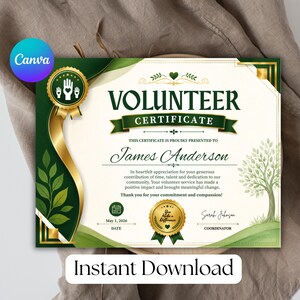 Pode incluir: Um modelo de certificado de voluntariado com fundo creme e detalhes em verde escuro e dourado. Inclui o texto VOLUNTEER CERTIFICATE, um selo dourado com um ícone de mão, uma ilustração de árvore e espaços para nome, data e assinatura.