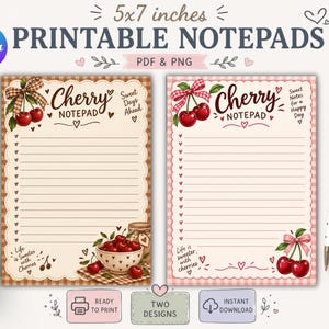 Op de afbeelding: Twee 12,7 x 17,8 cm printbare notitieblokontwerpen met kersenillustraties, gelinieerd papier en geschulpte randen. Het linkerblok heeft een bruine gingham-rand, het rechterblok een roze rand. Beide bevatten teksten zoals Cherry Notepad en Life is Sweeter with Cherries.