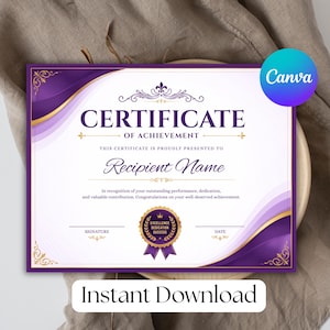 Pode incluir: Um modelo de certificado de conquista com bordas decorativas roxas e douradas com padrões de ondas. O texto diz Certificate of Achievement, This certificate is proudly presented to, Recipient Name e Excellence Dedication Success.