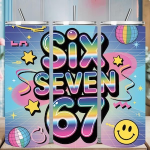 Pode incluir: Um conjunto de três canecas isoladas em aço inoxidável com tampas e canudos. Cada caneca apresenta um design colorido com as palavras "SIX SEVEN 67" em uma fonte retrô. O design inclui estrelas, uma bola de discoteca e um rosto sorridente.