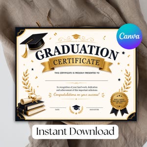 Pode incluir: Um modelo de certificado de graduação com um capelo preto, uma pilha de livros com um diploma e ramos de louro dourados. O texto diz Graduation Certificate, This certificate is proudly presented to, In recognition of your hard work, dedication and achievement of this important milestone, Congratulations on your success, Well done! We are proud of you, Date, e Signature.