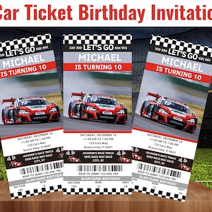Könnte beinhalten: Eine rote, weiße und schwarze Rennwagen-Ticket-Einladung zu einer Geburtstagsfeier. Das Ticket zeigt ein Bild eines roten Rennwagens mit den Worten "Let's Go Michael is Turning 10" darauf. Das Ticket enthält auch das Datum, die Uhrzeit und den Ort der Party.