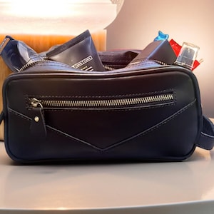 Kulturtasche aus schwarzem Leder für Herren, personalisiertes Trauzeugen Geschenk, kundenspezifisches Dopp Kit für Ihn, Jubiläumsgeschenk für Männer, Leder Reise Dopp Kit