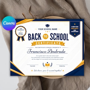 Könnte beinhalten: Ein rechteckiges Einschulungszertifikat mit weißem Hintergrund, dunkelblauen und goldenen Akzenten sowie einem Doktorhut-Symbol. Der Text lautet: Your School Name, Back to School Certificate, Francisco Andrade und Let's learn, grow & succeed together.