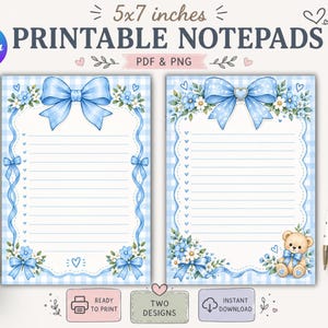 Puede incluir: Dos diseños de blocs de notas imprimibles de 12,7 x 17,8 cm con fondo de cuadros vichy azul claro, lazos azules, flores blancas y corazones. Un diseño incluye un osito de peluche. El texto dice Printable Notepads, PDF & PNG.