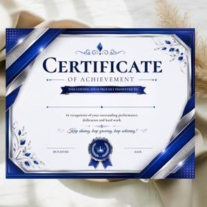 Puede incluir: Una plantilla de certificado de logro con fondo blanco y bordes decorativos en azul oscuro y plata. El texto dice Certificate of Achievement, This certificate is proudly presented to, In recognition of your outstanding performance, dedication and hard work, Keep shining, keep growing, keep achieving, Signature y Date.