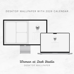 Può includere: Un design per lo sfondo del desktop con un calendario 2026 visualizzato su un monitor di computer e un laptop. Il design include una grafica a fiocco e il testo "Woman at Desk Studio Desktop Wallpaper."