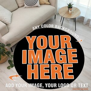 Pode incluir: Um tapete redondo preto e branco com o texto "ANY COLOR BACKGROUND YOUR IMAGE HERE ADD YOUR IMAGE, YOUR LOGO OR TEXT" em letras laranja. O tapete est&aacute; em um piso de madeira clara.