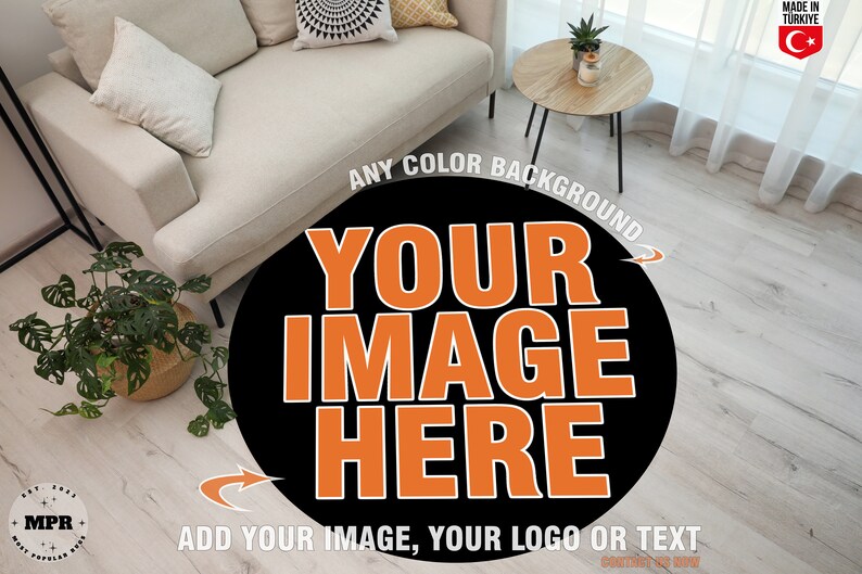 Pode incluir: Um tapete redondo preto e branco com o texto "ANY COLOR BACKGROUND YOUR IMAGE HERE ADD YOUR IMAGE, YOUR LOGO OR TEXT" em letras laranja. O tapete est&aacute; em um piso de madeira clara.