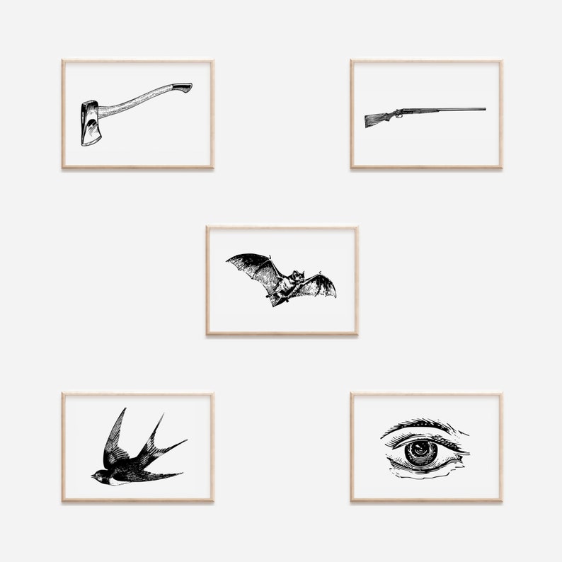 Peut inclure: Cinq illustrations encadr&eacute;es en noir et blanc. Les images comprennent une hache, un fusil, une chauve-souris en vol, une hirondelle et un &oelig;il d&eacute;taill&eacute;. Chaque image est dans un cadre en bois de couleur claire.