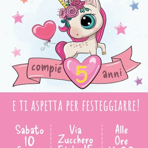 Puede incluir: Un unicornio rosa y blanco con una melena arco&iacute;ris y una corona de flores sostiene un globo rosa en forma de coraz&oacute;n. El unicornio est&aacute; de pie sobre una cinta rosa con el texto "compie 5 anni" y el texto "E TI ASPETTA PER FESTEGGIARRE!"  El texto de abajo dice "Sabato 10 Giugno", "Via Zucchero Filato 15", "Alle Ore 16:30", y "GRADITA GENTILE CONFERMA AL N.1234567890 DIGIPOSH".