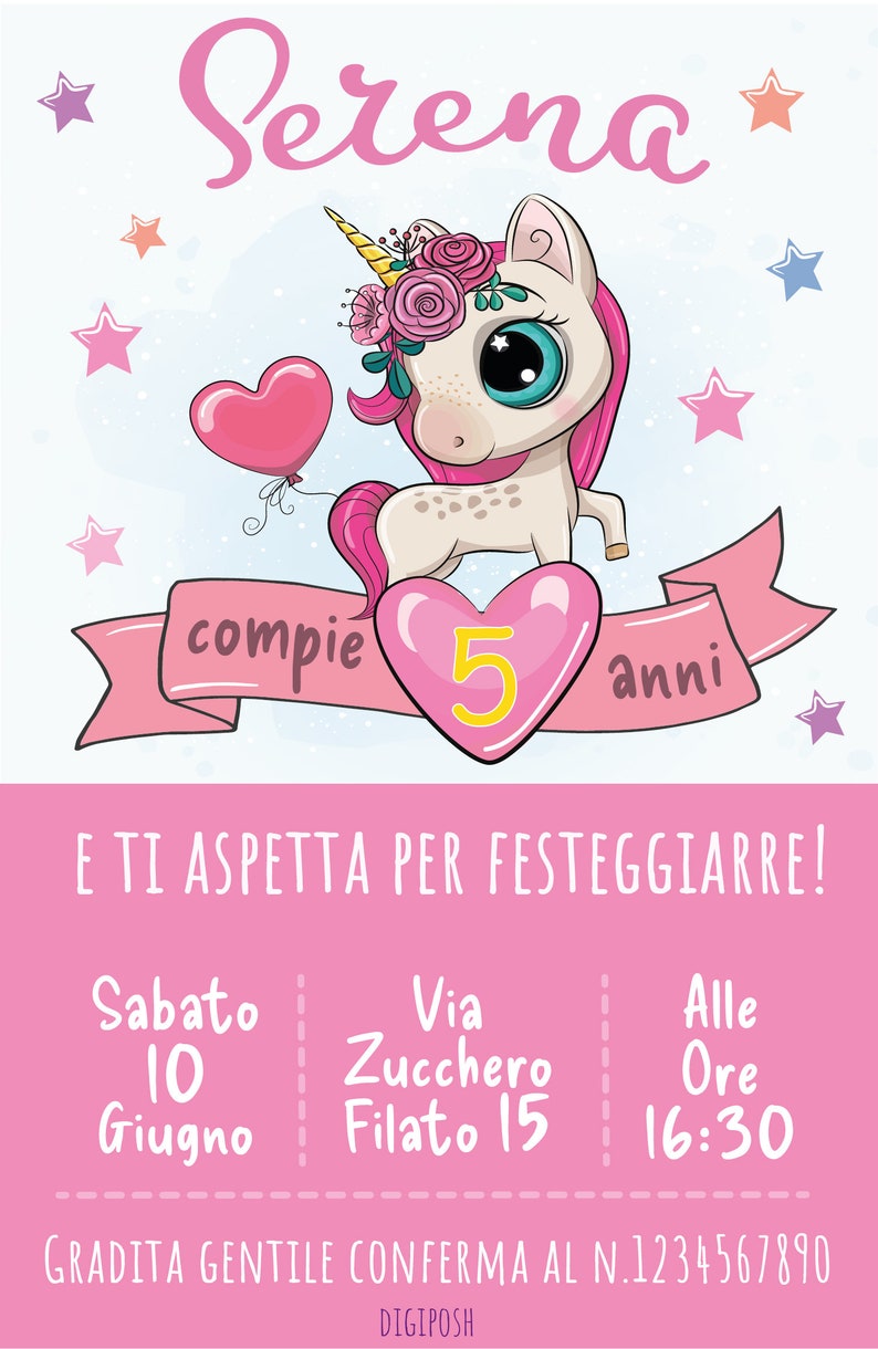 Puede incluir: Un unicornio rosa y blanco con una melena arco&iacute;ris y una corona de flores sostiene un globo rosa en forma de coraz&oacute;n. El unicornio est&aacute; de pie sobre una cinta rosa con el texto "compie 5 anni" y el texto "E TI ASPETTA PER FESTEGGIARRE!"  El texto de abajo dice "Sabato 10 Giugno", "Via Zucchero Filato 15", "Alle Ore 16:30", y "GRADITA GENTILE CONFERMA AL N.1234567890 DIGIPOSH".