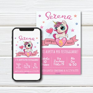Puede incluir: Una invitaci&oacute;n rosa y blanca con un unicornio de dibujos animados sosteniendo un globo de coraz&oacute;n rosa. La invitaci&oacute;n dice "Serena compie 5 anni" e incluye detalles para una fiesta el s&aacute;bado 10 de junio a las 16:30.