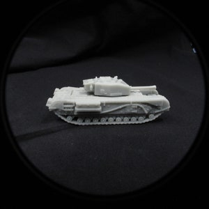 以下が含まれることがあります： イギリスのチャーチル戦車のグレーのプラスチックモデル。戦車は側面から見ており、砲塔は画像の右側を向いています。戦車は長い砲身と大きく四角い砲塔を持っています。