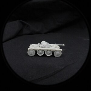 以下が含まれることがあります： 6輪と砲塔を持つ軍用装甲車の白いプラスチックモデルです。