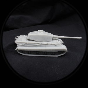Puede incluir: Un modelo de tanque Tiger alemán de plástico gris. El tanque tiene una torreta grande y un cañón largo.