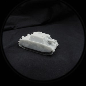 Puede incluir: Un modelo de tanque alemán de plástico blanco, el Panzerjäger 38(t) Hetzer. El modelo está detallado con un cañón, orugas y una torreta elevada.