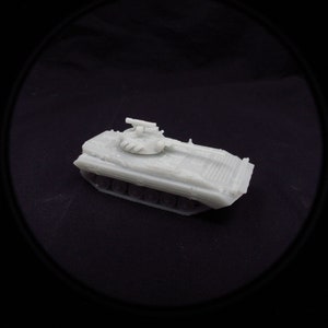 Puede incluir: Un modelo de tanque militar de plástico blanco con una torreta de cañón elevada.