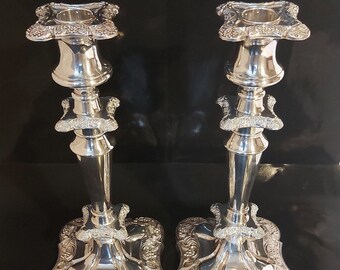 Par de candelabros chapados en plata de estilo neo-rococó georgiano con aplique único de granadero a juego - 25 cm de alto.