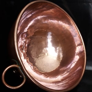 Maple & Co London, Bol à mélanger en cuivre massif de style shaker de la fin de l'ère victorienne ; Base ronde, bord roulé, anneau de suspension en cuivre - 25 cm de large, 1,2 kilo