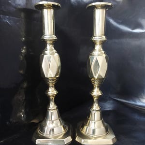 James Clews and Sons, Zusammengepasstes Paar Diamantmuster Push Up Kerzenhalter aus Messing - 27,5 cm hoch.