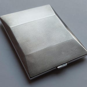 Thomas William Lack, 1932 Londen. Sigarettendoos van sterling zilver met machinaal bewerkte panelen, art deco-stijl - 10,3 cm breed, 132 gram.