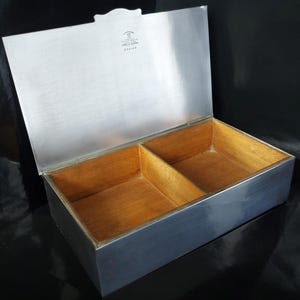 Portasigarette/portagioie Viners in argento placcato e foderato in cedro, cesellato, largo 15 cm.
