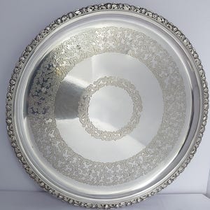 Vassoio da galleria edoardiano in argento cesellato con piedini a sfera e artiglio - Diametro 25,5 cm.