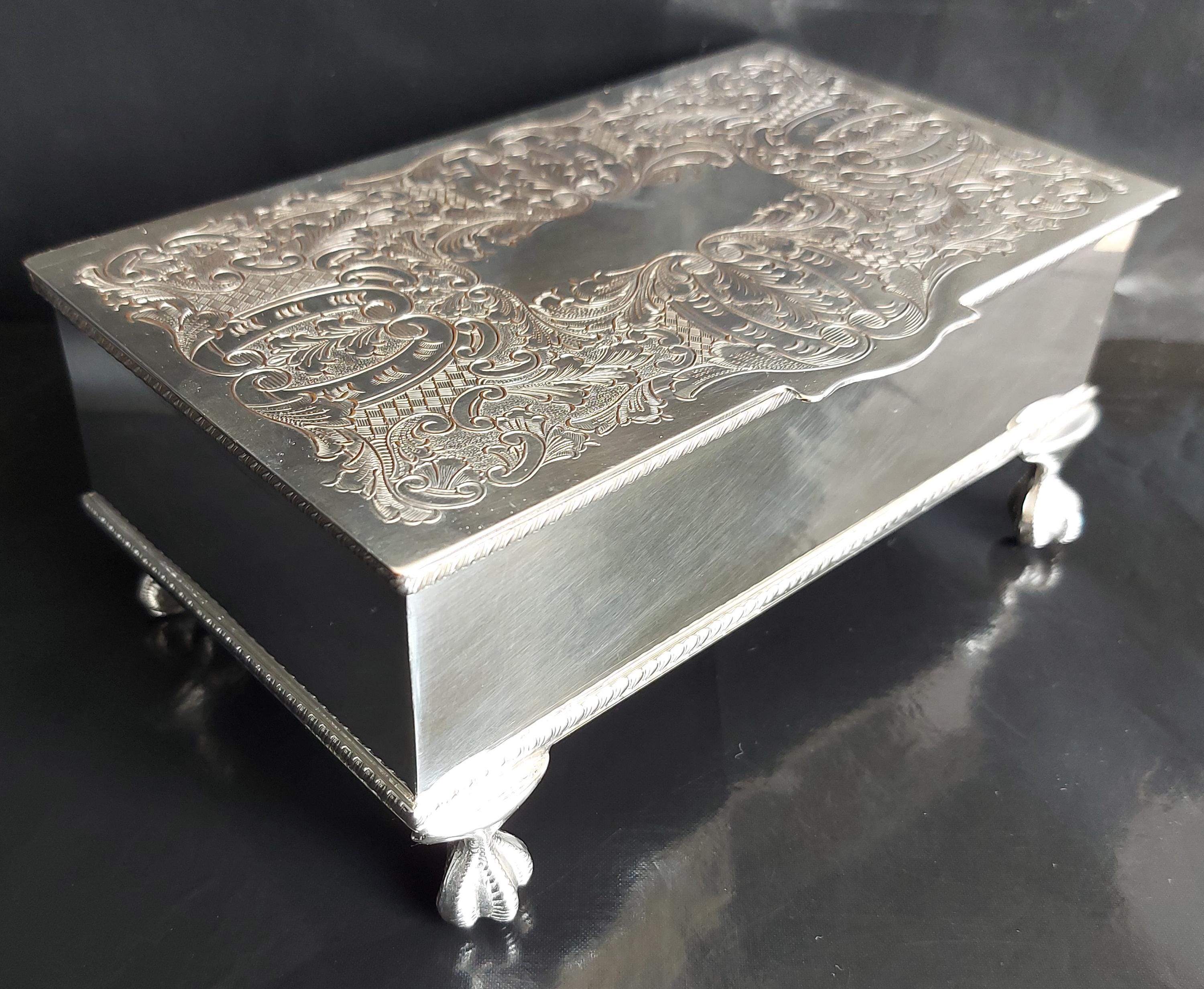 イタリア製。シルバー製。銀製。車のデザインの飾り板。銀のプレート