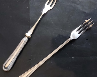 Harrison Fischer & Co 1930 Sheffield Hallmarked Sterling Silber Griff Pickle Fork (17 cm) und eine lange versilberte Pickle Fork (18,5 cm).