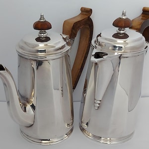 Harrison Brothers & Howson 1151, versilberte Art Deco Tee- und Kaffeekanne - Um 1925.