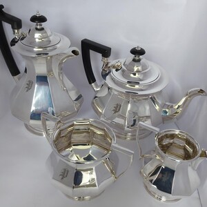 George Hawksley & Co Vierteiliges, versilbertes Tee- und Kaffeeservice mit Paneelen - Monogramm "P".