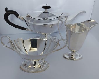 Victoriaanse driedelige verzilverde theeset in Empire-stijl: circa 1885.