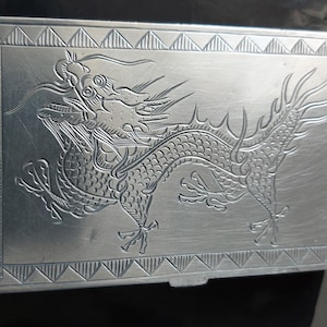 Scatola per sigarette in peltro con intarsi a forma di drago Yee Kee Swatow - circa 1920.