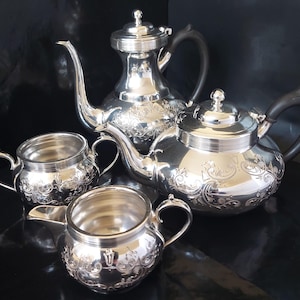 Cooper Brothers 1600, sen viktoriansk fyradelad silverpläterad te- och kaffeservis med fint driven silverdekoration.