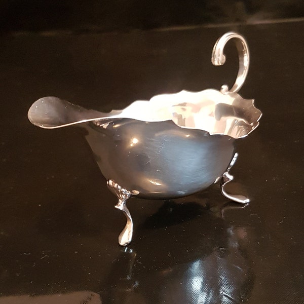 George Nathan & Ridley Hayes 1914 Chester Hallmarked Sterling Silver Sauce / Gravy Boat.