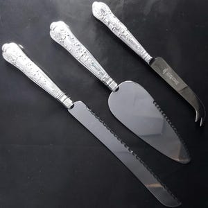 Harrison Bros 1966 & 1976 Sheffield Hallmarked Sterling Silver Handtag / Rostfritt Stål Blad; Brödkniv, Ostkniv och Pajskiva.