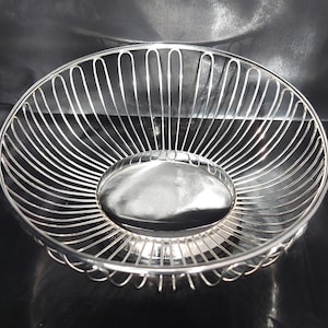 Frutero/cesta para pan ovalada con estructura de alambre chapada en plata - 26,7 cm de largo.