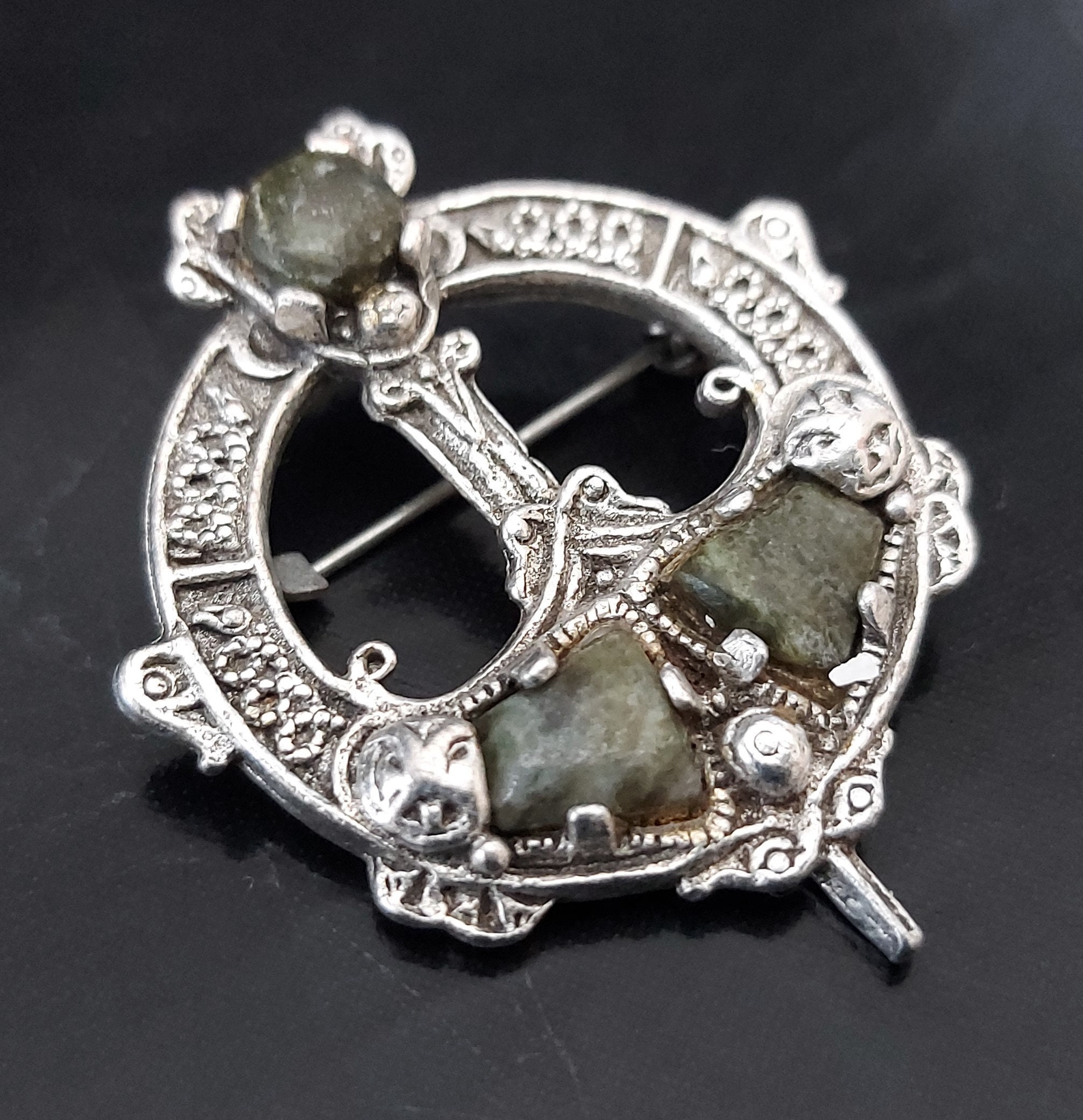 CONNEMARA MARBLE ブローチ 1920's Connemara Marble Brooch（1920年代 コネマラマーブル
